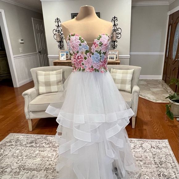 Gorgeous Camille La Vie ball gown dress perfect for prom, sweet 16th and formal - Picture 4 of 11